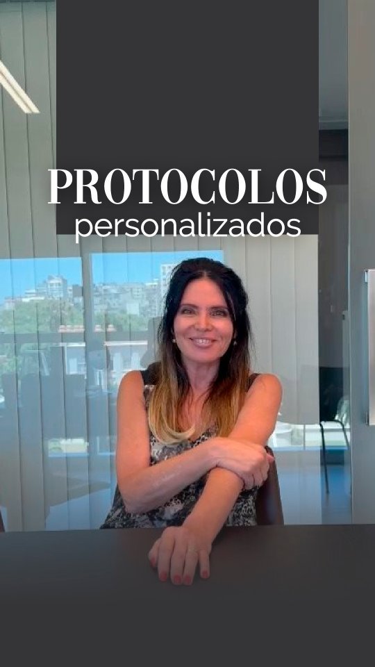 La Dra. Silvana Dato, sonriendo, sentada a su mesa de consulta