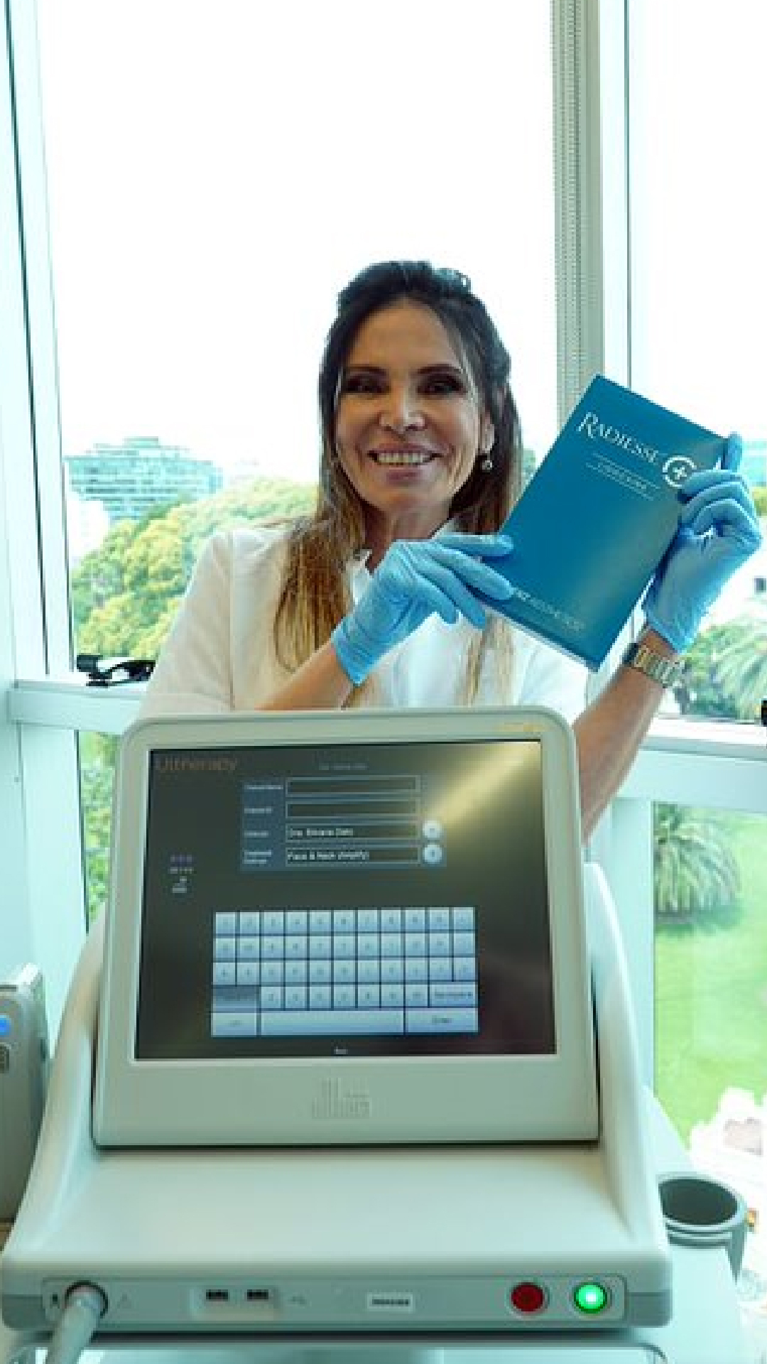 La Dra. Silvana Dato con una caja de Radiesse, detrás del equipo de Ultherapy