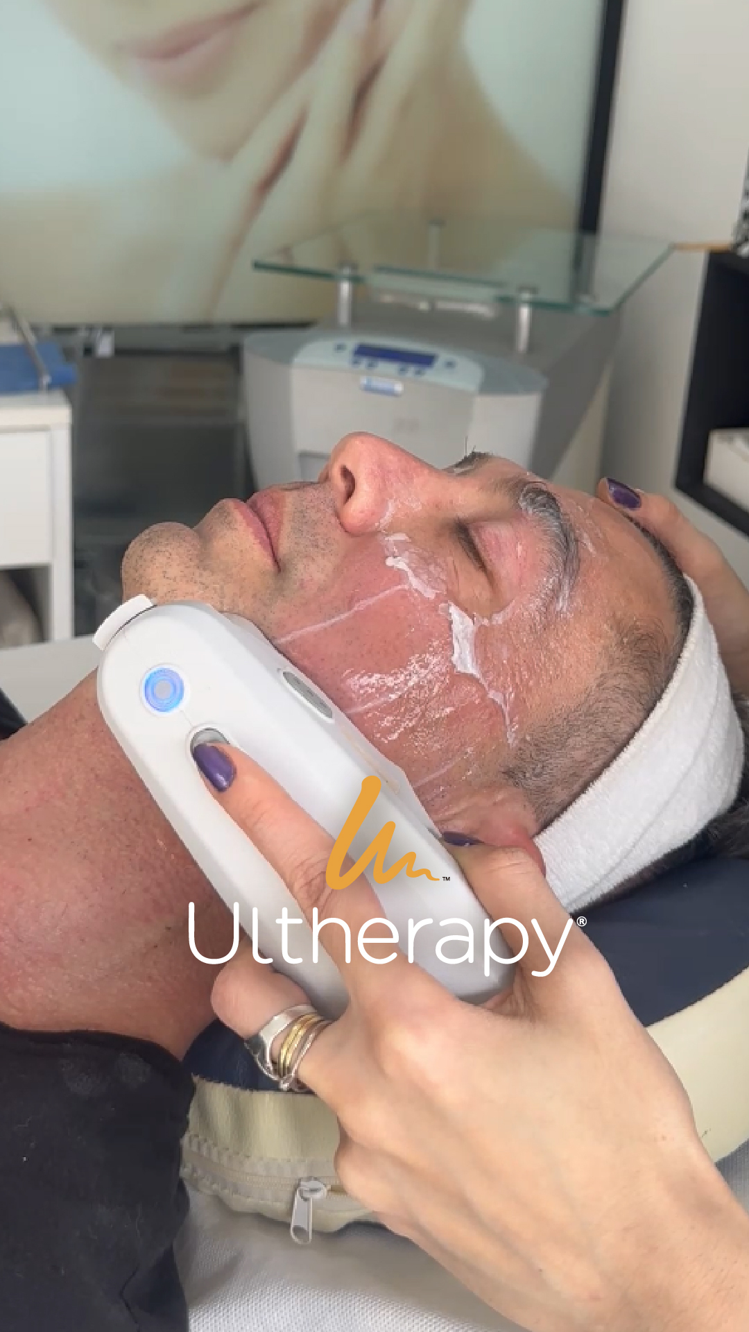 Sesión de Ultherapy: el transductor sobre la mandíbula de un paciente, en la cabina